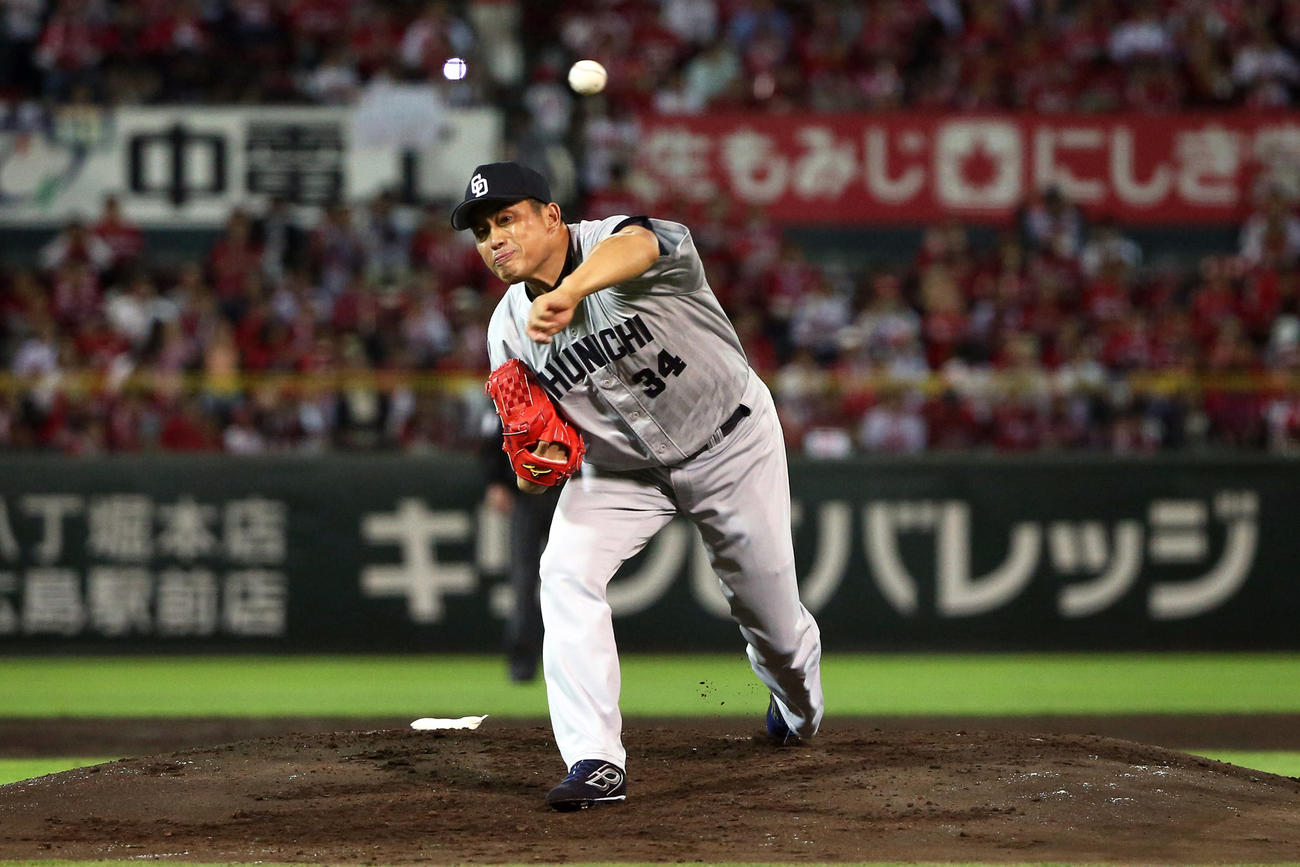15年10月、最年長出場記録を達成した中日山本昌