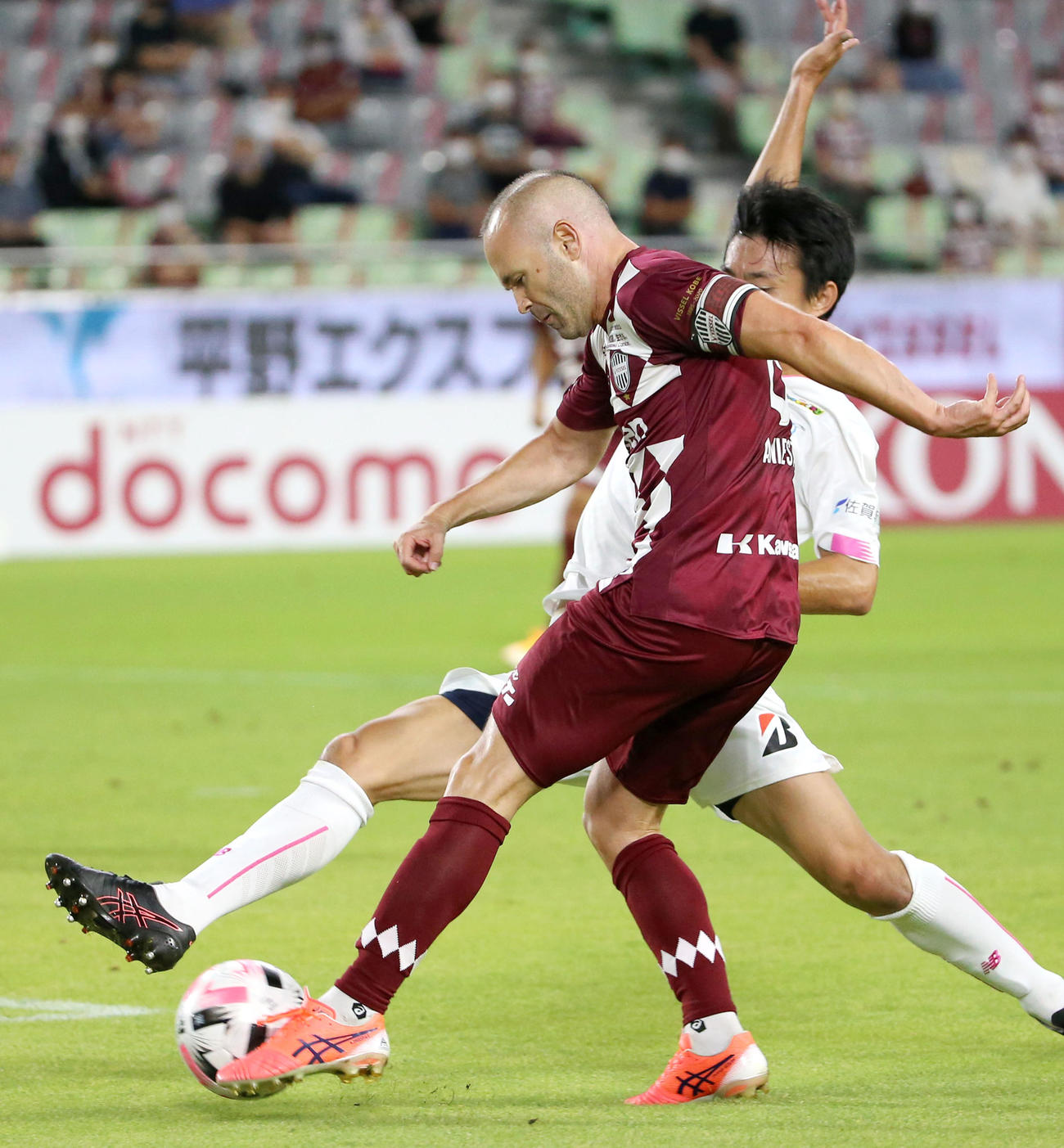 前半、神戸MFイニエスタは勝ち越しゴールを決める（撮影・上山淳一）