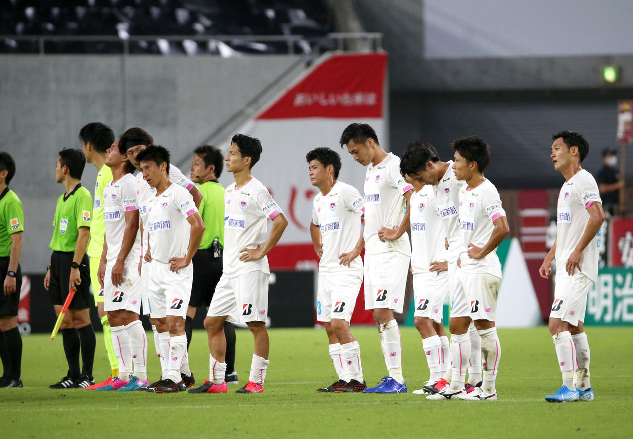 神戸対鳥栖　神戸に敗れ、ガックリ肩を落とす鳥栖イレブン（撮影・上山淳一）