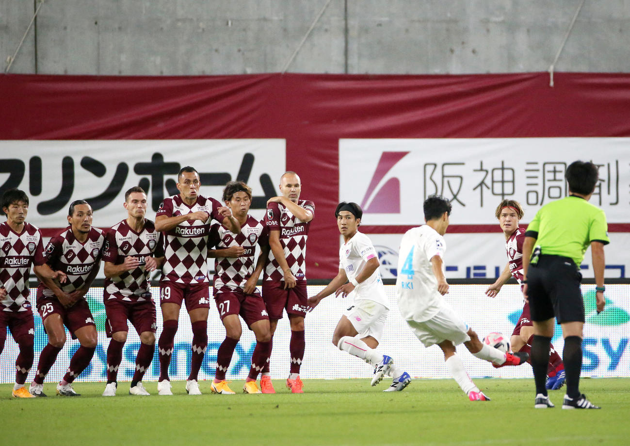 神戸対鳥栖　後半、鳥栖MF原川はFKを決める（撮影・上山淳一）