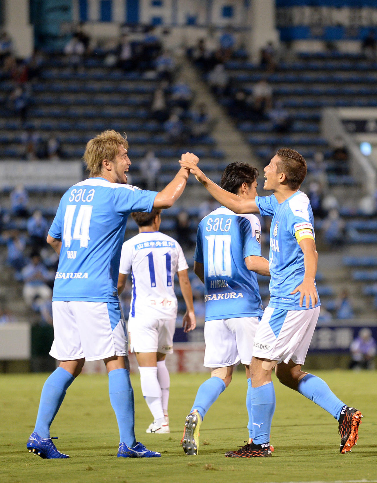 先制点を決めた磐田DF大井（右）はアシストしたDF大武とハイタッチ