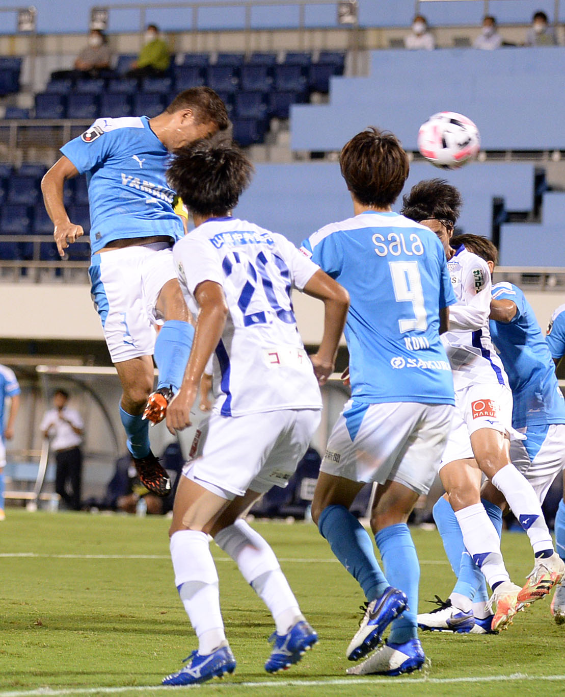 前半37分、ヘディングで先制点を決める磐田DF大井（左端）