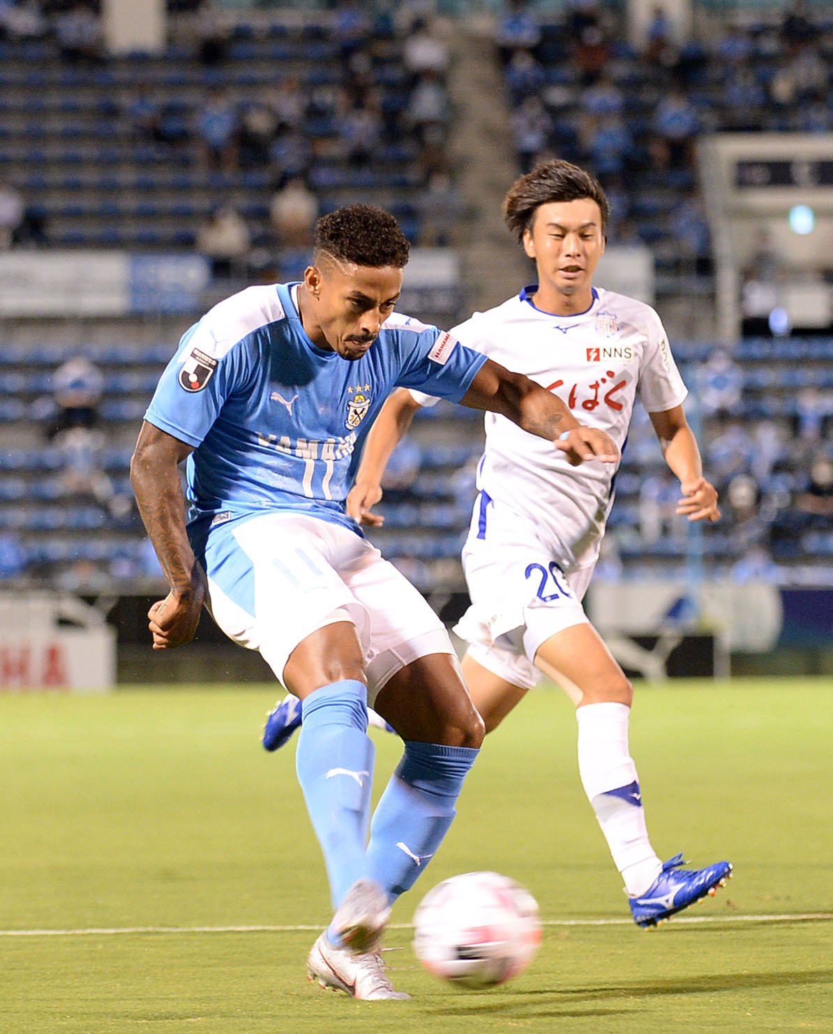 前半、右足ミドルでゴールを狙う磐田FWルキアン