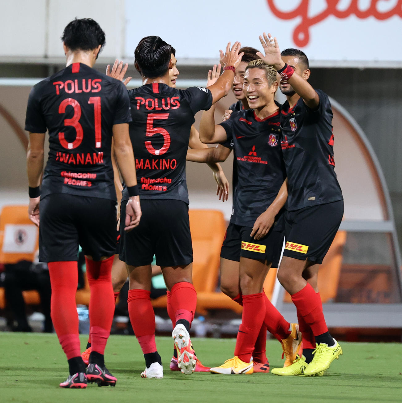 清水対浦和　前半、ゴールを決めた浦和DF山中（右から2人目）はイレブンと喜び合う（撮影・浅見桂子）