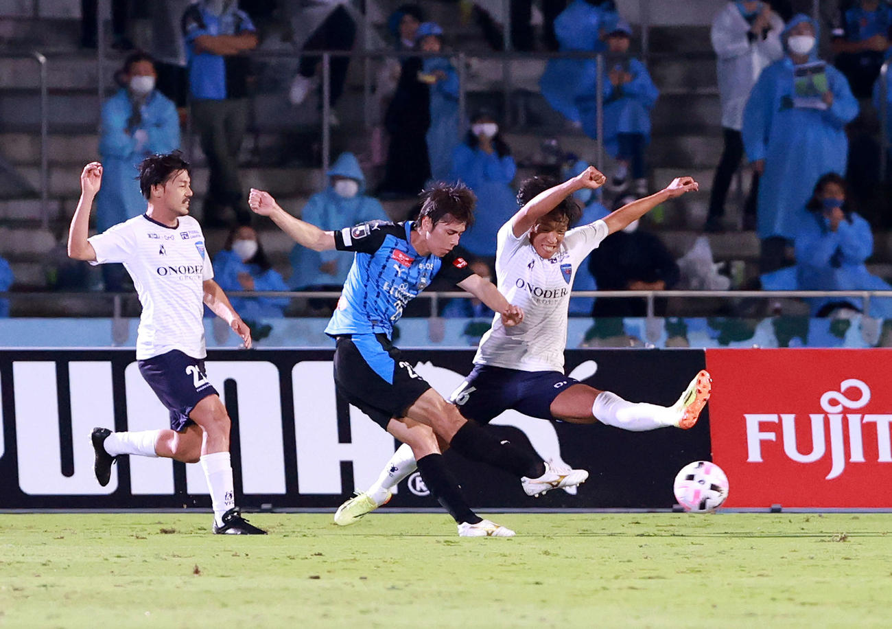 川崎F対横浜FC　前半、先制ゴールを決める川崎F・MF田中（中央）（撮影・江口和貴）