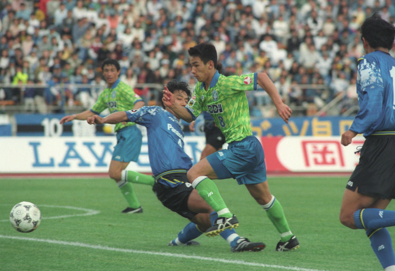 1995年5月13日、ドリブルで攻め上る平塚MF中田英寿
