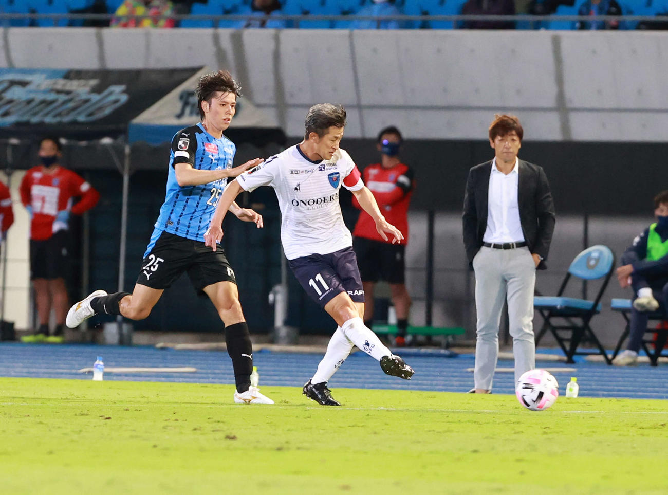 川崎F対横浜FC　前半、パスを出す横浜FC・FWカズ（撮影・江口和貴）