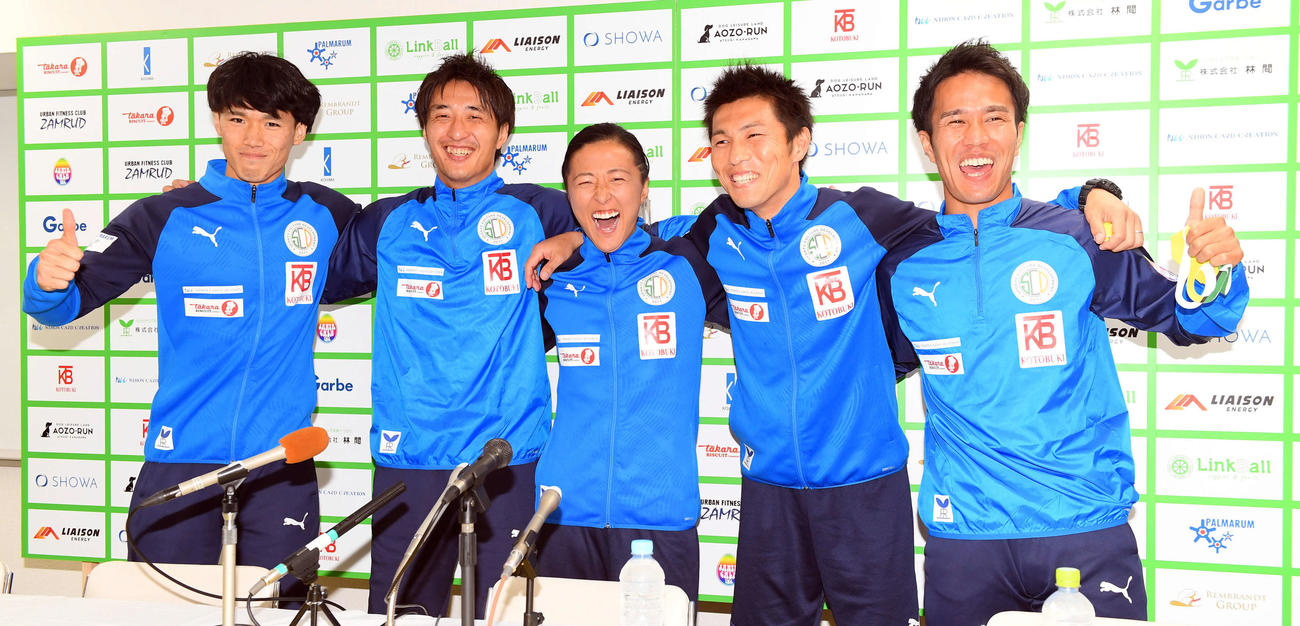 公開練習前の会見に応じたはやぶさイレブンは、記念撮影で笑顔を見せる。左から木村颯太、永里源気、永里優季、岩田卓也、田代蓮太（撮影・たえ見朱実）