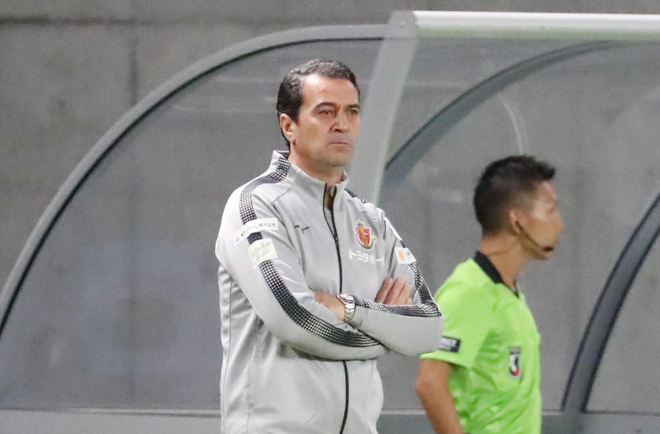 G大阪対名古屋　ベンチ前で試合展開を見守る名古屋フィッカデンティ監督（撮影・加藤哉）