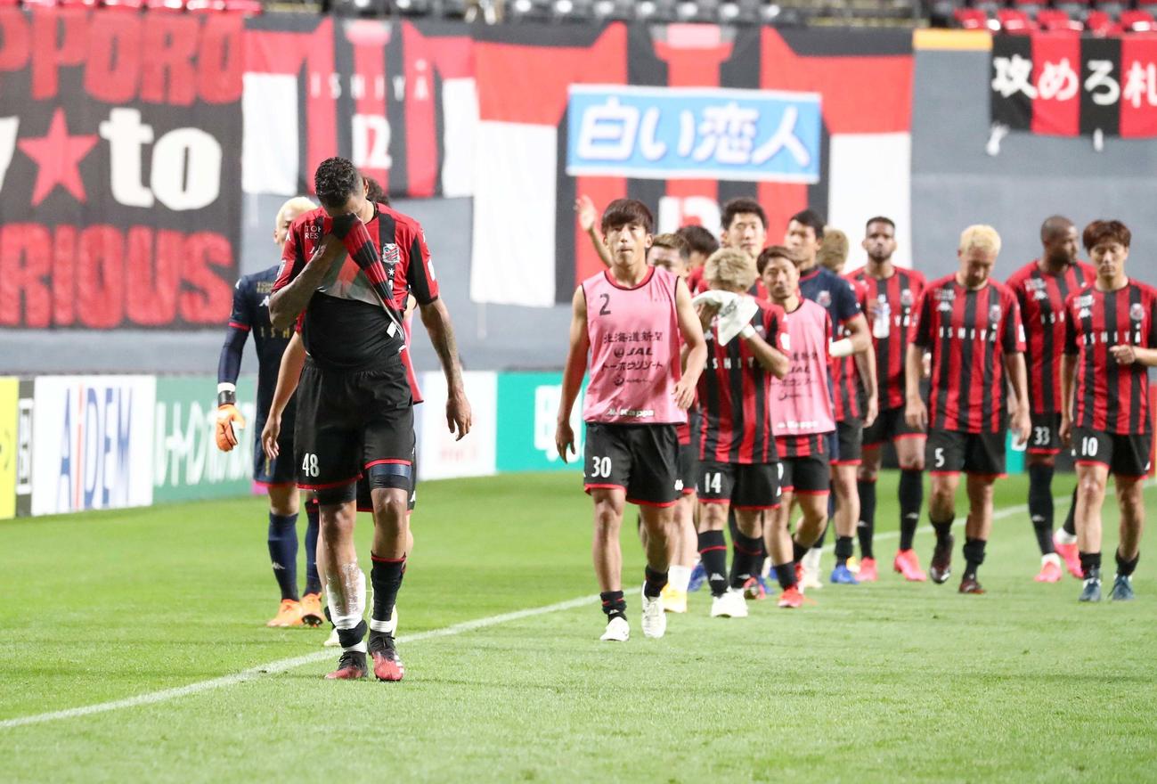札幌対柏　試合後、肩を落とし引き揚げる札幌の選手たち（撮影・黒川智章）