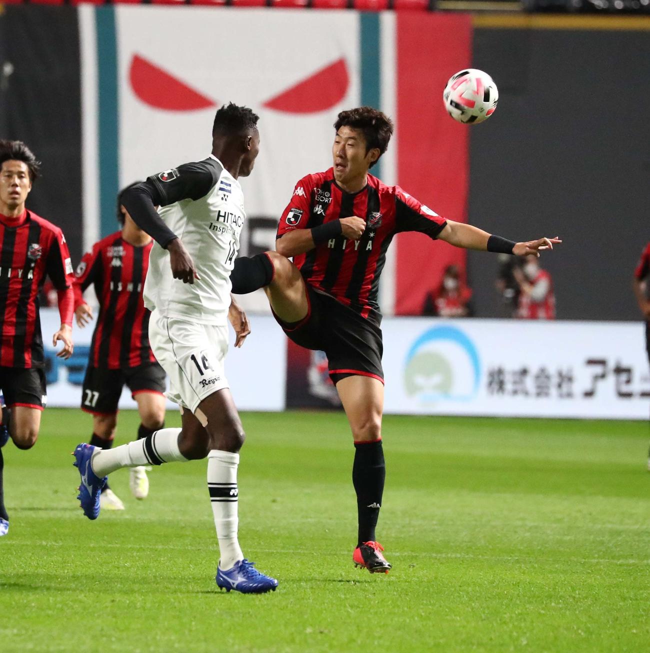 札幌対柏　前半、FWオルンガと競り合うDFキム・ミンテ（右）（撮影・黒川智章）