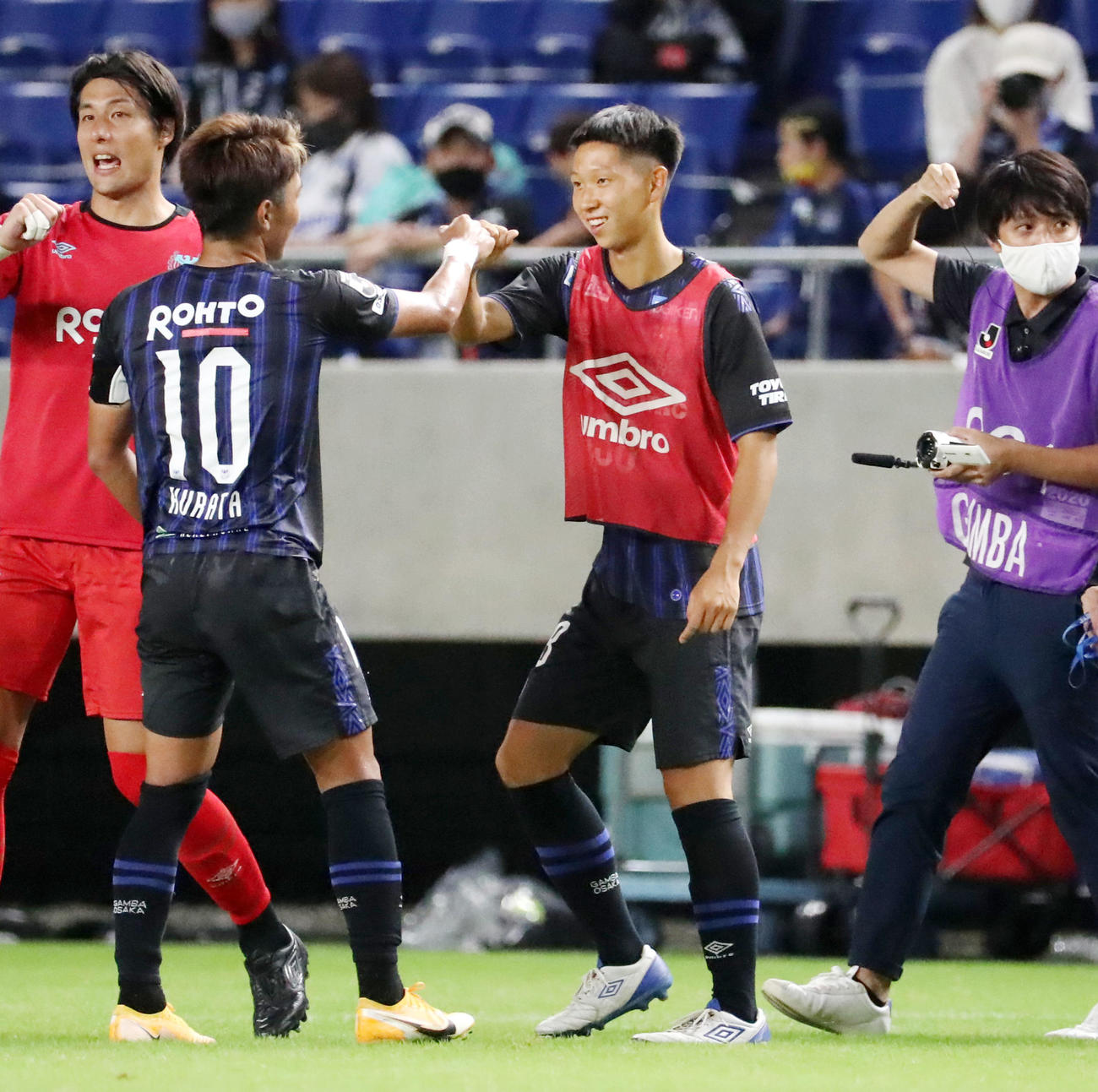 G大阪対名古屋　名古屋に勝利しイレブンと拳を合わせるG大阪FW唐山（撮影・加藤哉）
