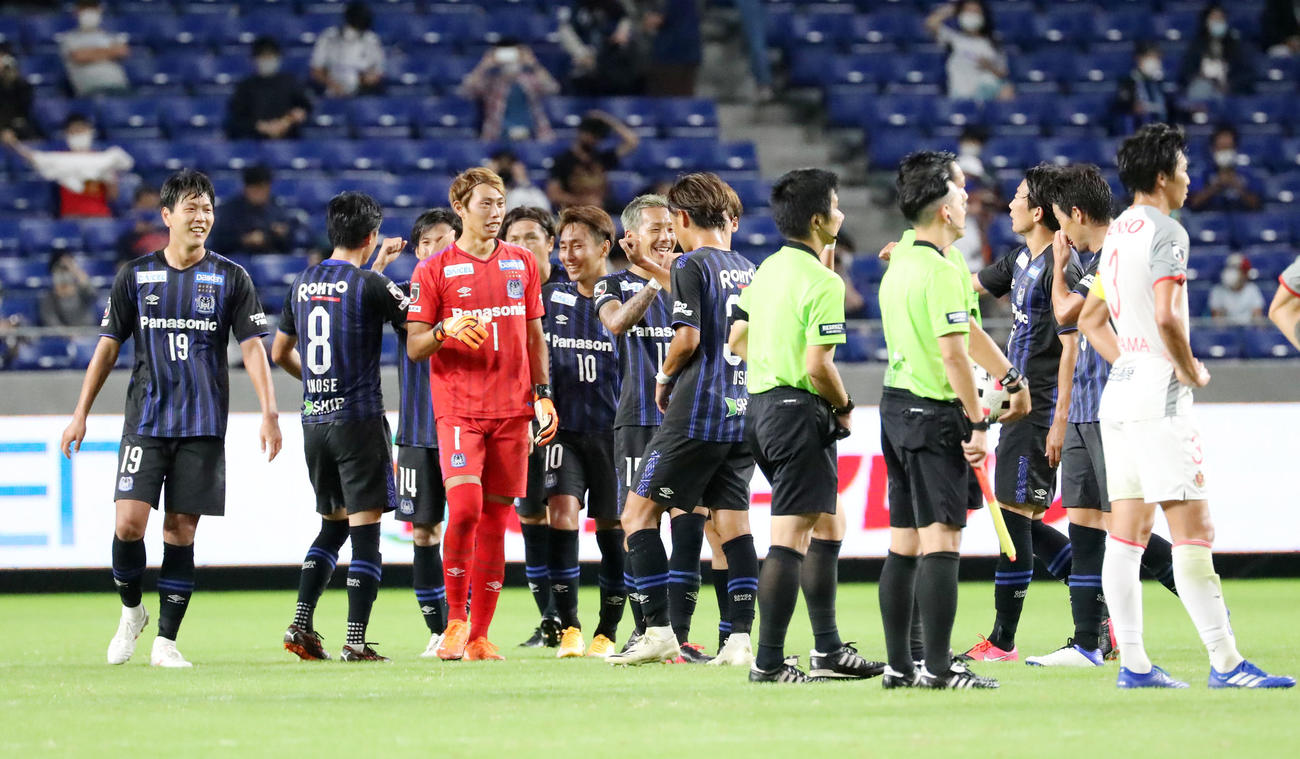G大阪対名古屋　名古屋に勝利し笑顔を見せるG大阪イレブン（撮影・加藤哉）