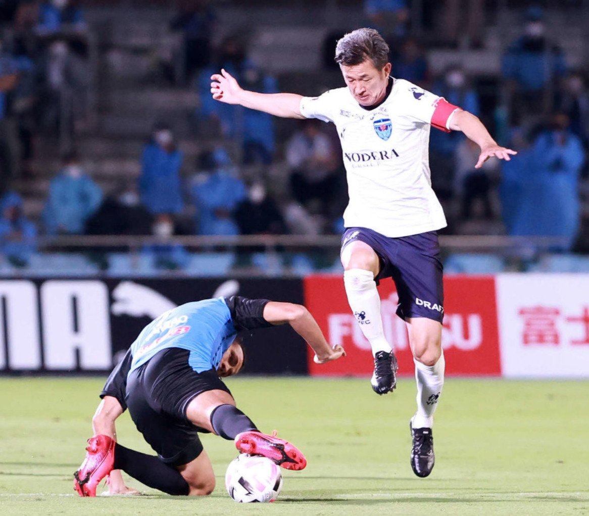 20年9月23日　川崎F対横浜FC　前半、突破を試みる横浜FC・FWカズ（右）（撮影・江口和貴）