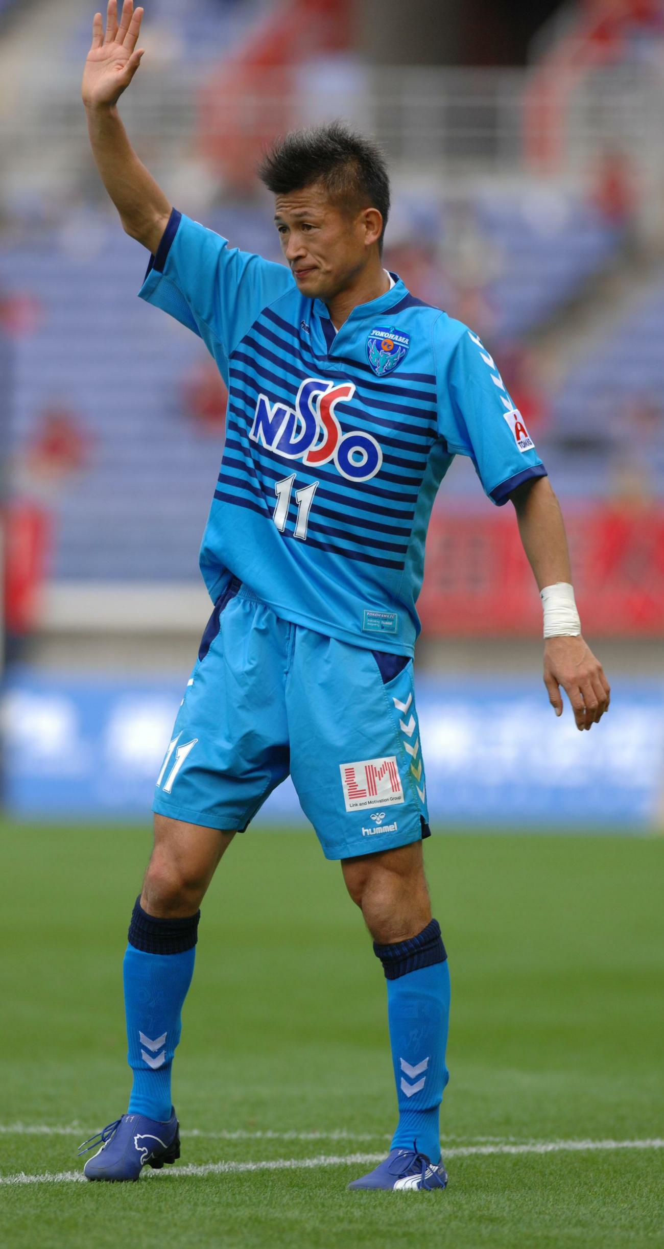 07年4月　声援にこたえる横浜FC三浦知良