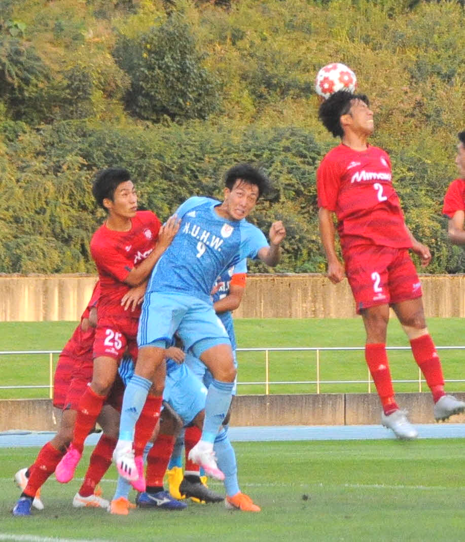 ゴール前の混線からゴールを狙う新潟医療福祉大・佐々木（中央）