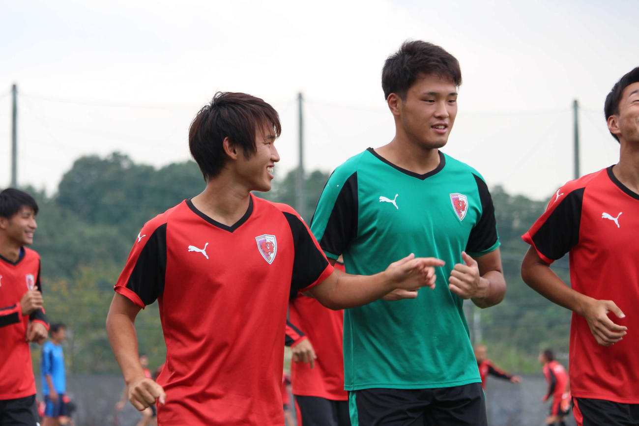 大宮戦に向け調整を行う京都MF福岡（左）（京都サンガFC提供）