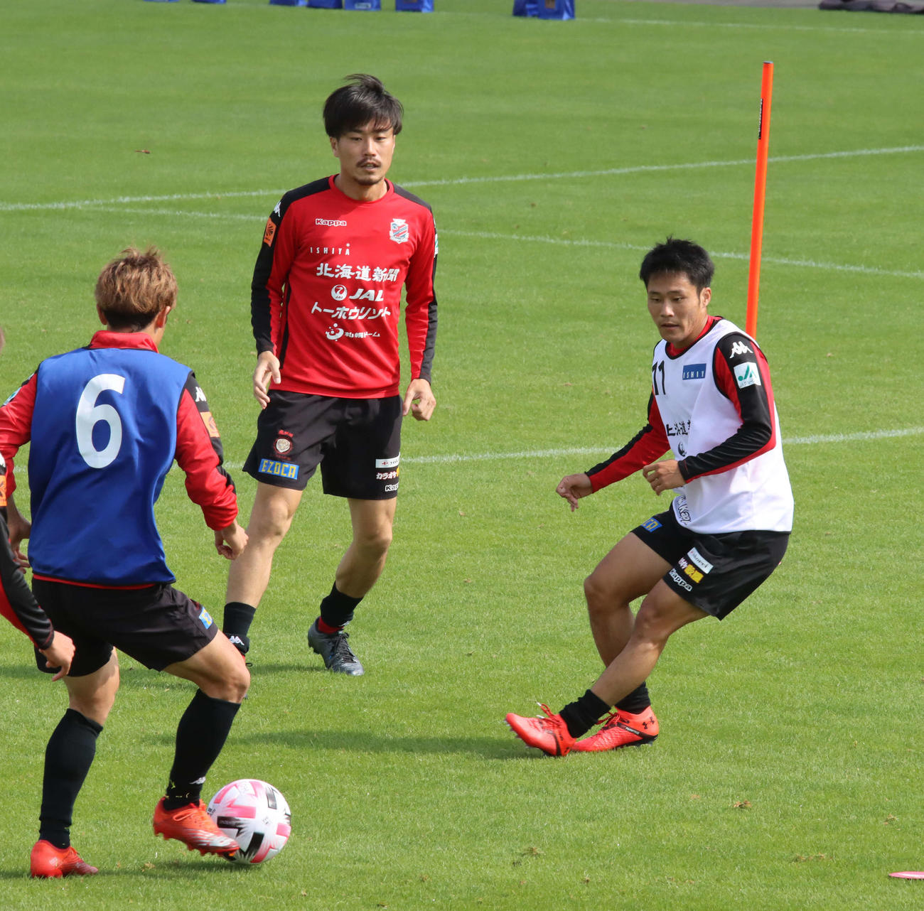 札幌の練習に参加する明大FW小柏（右）（撮影・保坂果那）