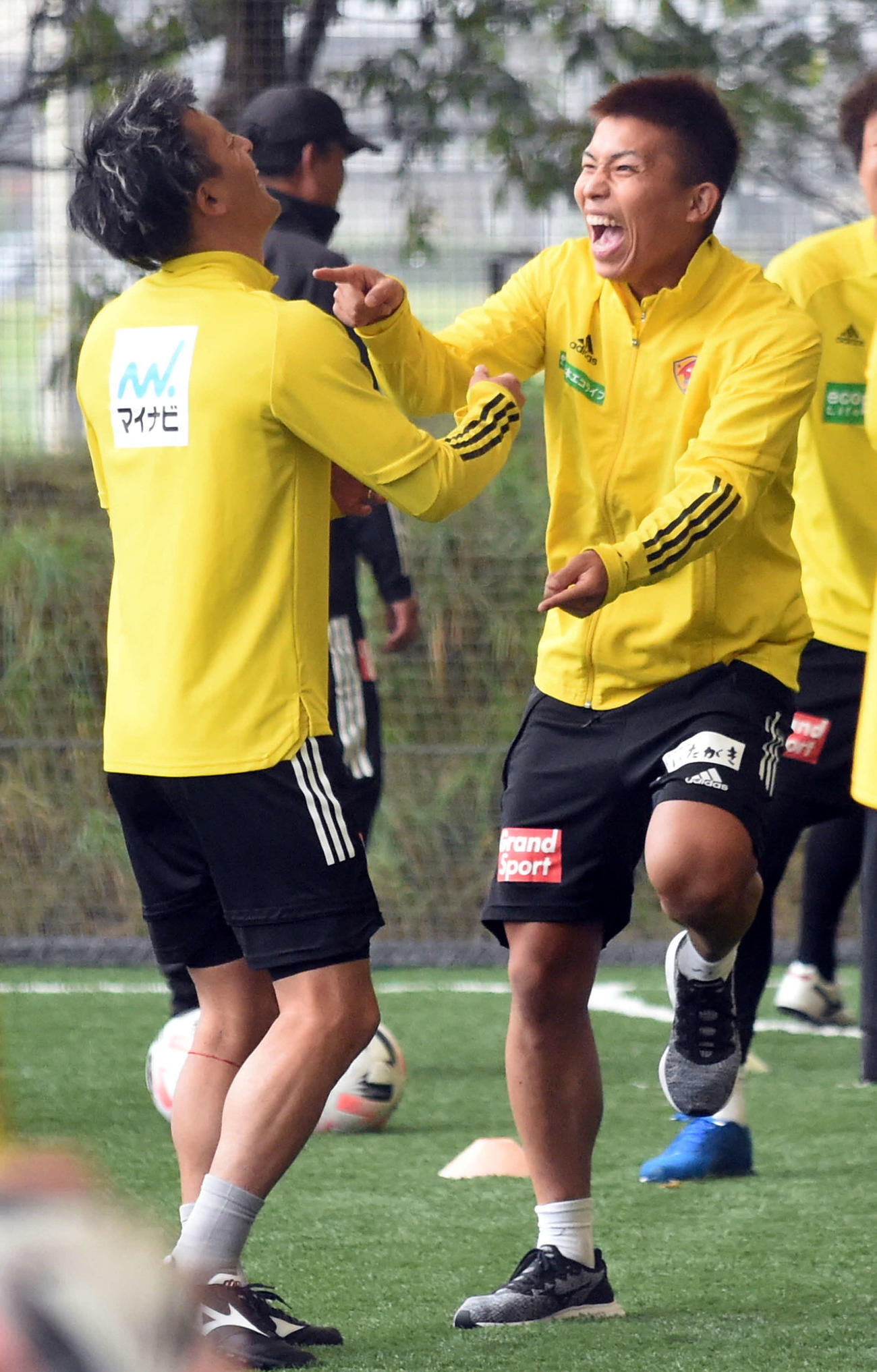 練習中、大爆笑する仙台FW西村（右）とMF関口（撮影・山田愛斗）