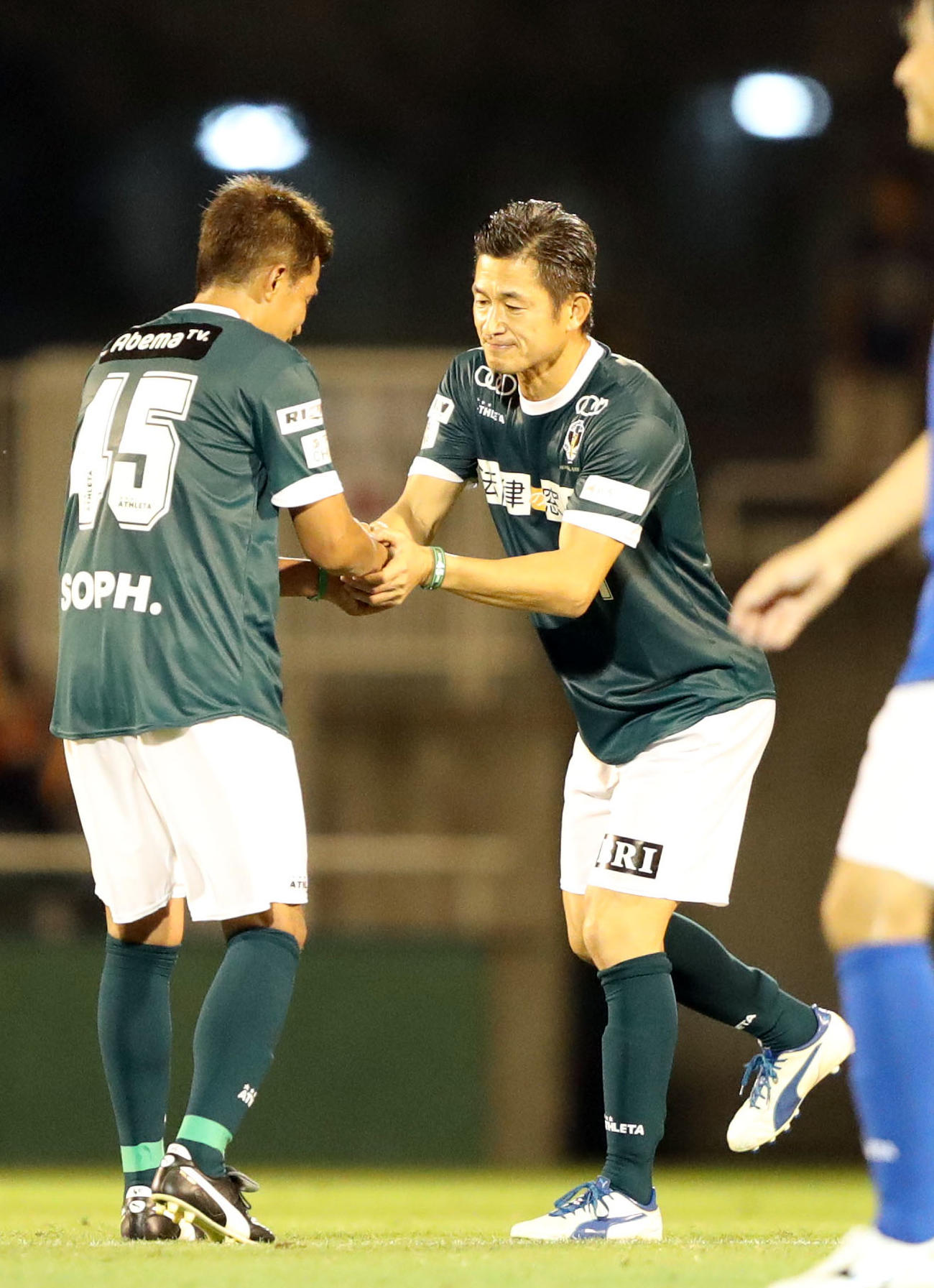 永井秀樹引退試合ヴェルディレジェンズ対Jレジェンズ　試合後、永井（左）をねぎらうカズ（2017年8月14日撮影）