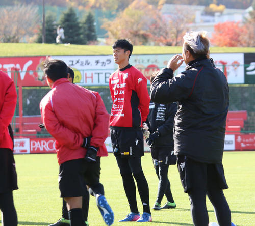 ｊ１初 身長２ｍ以上選手が出場 札幌ｇｋ中野 ｊ１写真ニュース 日刊スポーツ