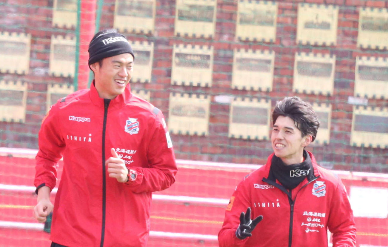 札幌GK中野小次郎と身長176センチMF中野嘉大（右）（4月11日撮影）