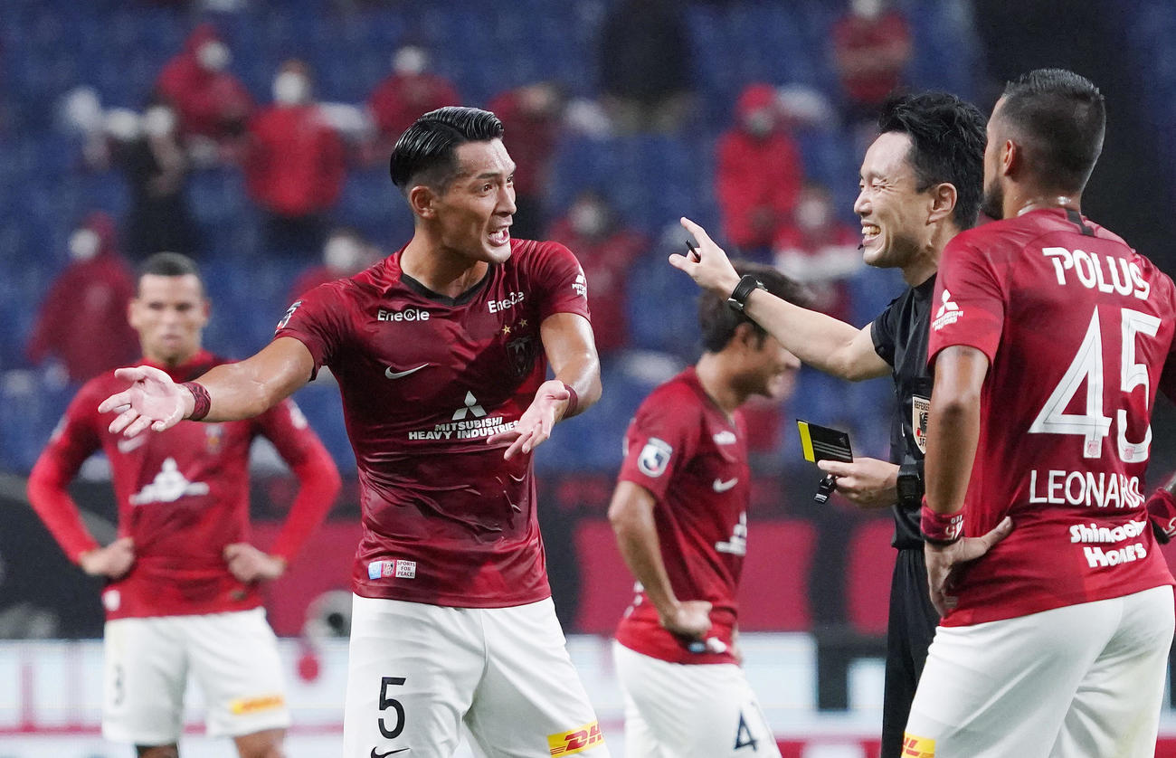 浦和対横浜FC　前半、主審のジャッジに抗議する浦和DF槙野（撮影・菅敏）
