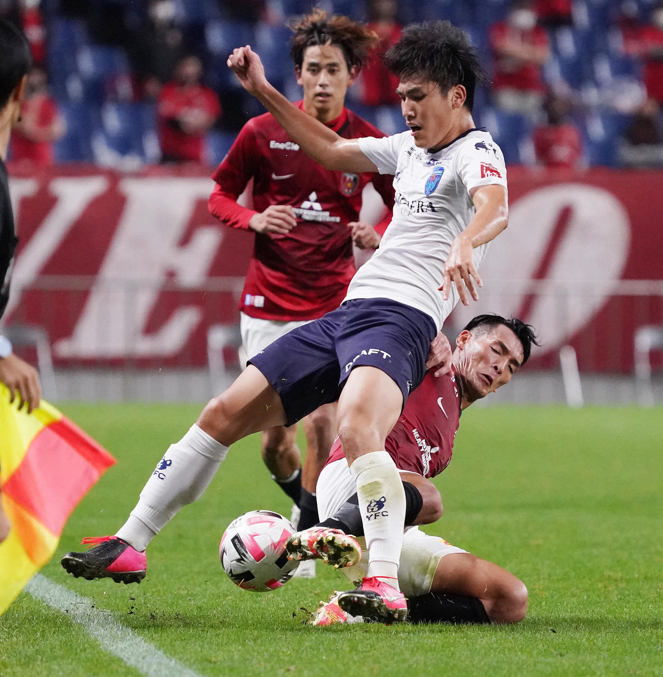 浦和対横浜FC　後半、	横浜FC・FW一美（中央）と激しく競り合う浦和DF槙野（撮影・菅敏）