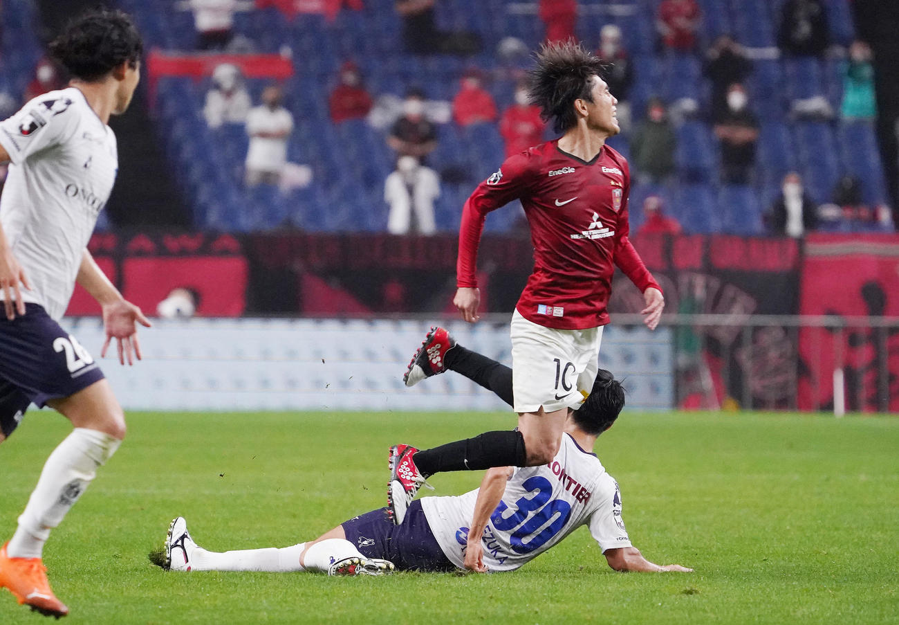 浦和対横浜FC　前半、競り合う横浜FC・MF手塚（右）と浦和MF柏木（撮影・菅敏）