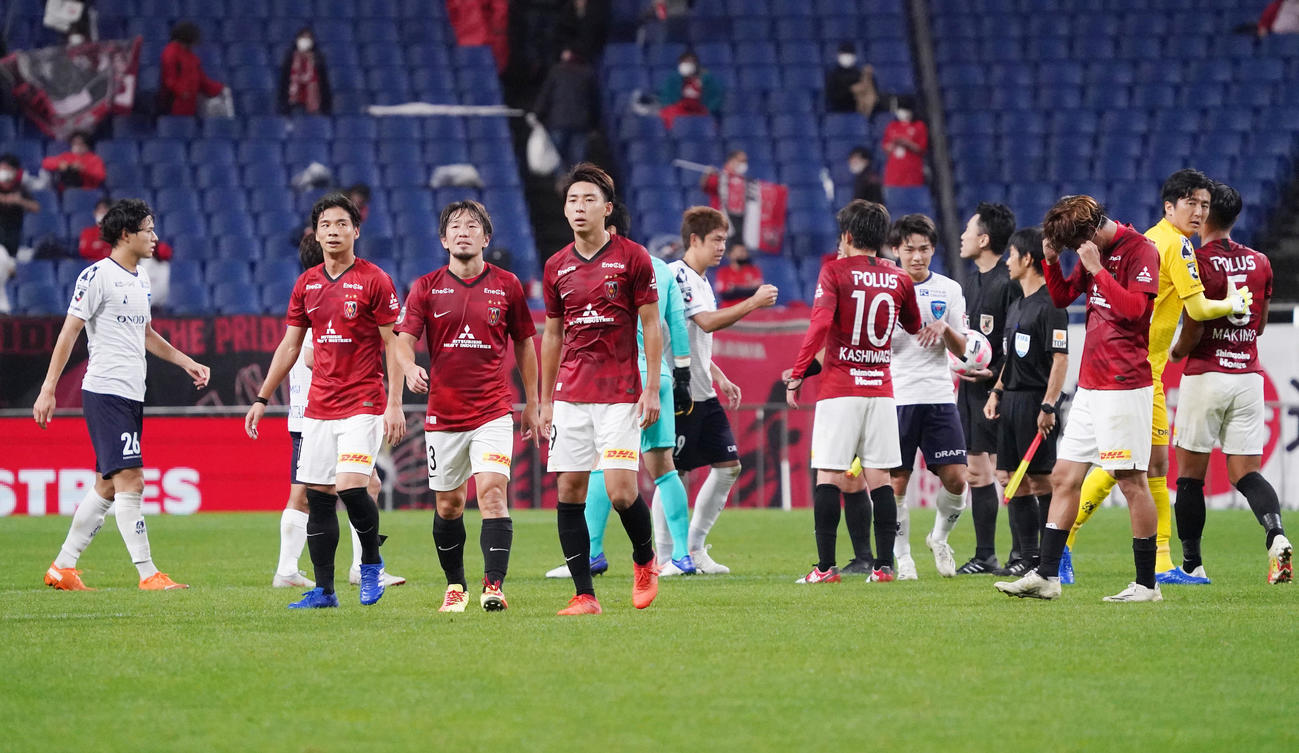 横浜FCに敗れ、肩を落とし引き揚げる浦和イレブン（撮影・菅敏）