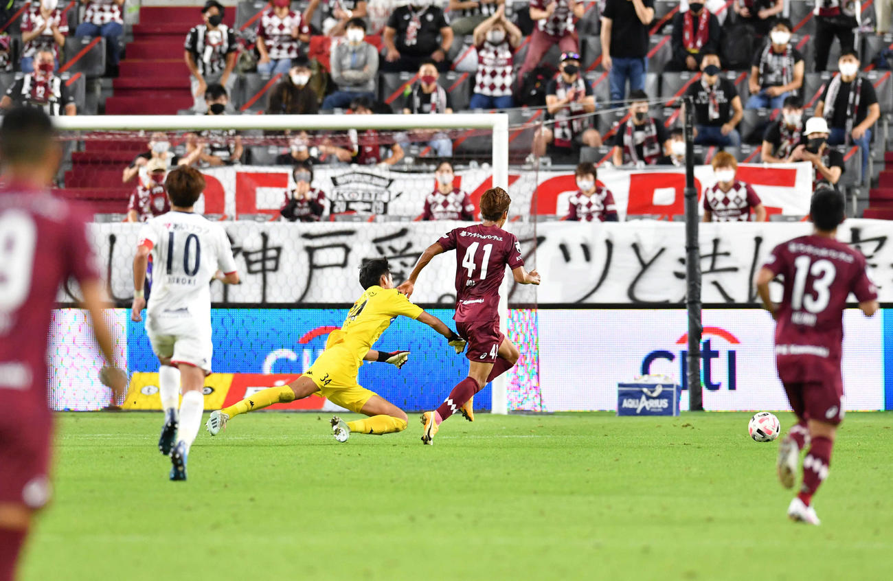 神戸対札幌　後半、神戸MF小田裕太郎（中央右）と一対一となるも抜け出され4点目を失った札幌GK中野小次郎（撮影・岩下翔太）