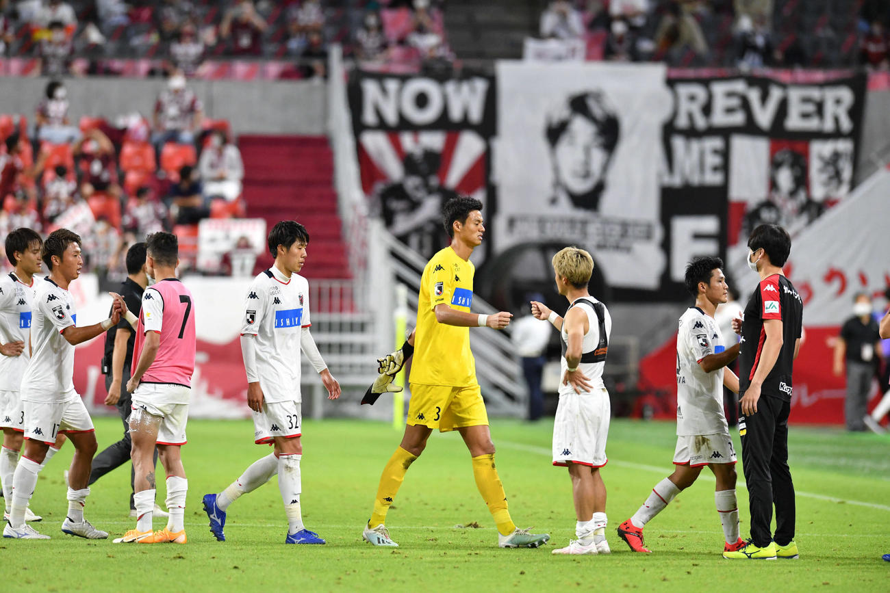 神戸対札幌　4失点で神戸に敗れ、悔しそうな表情でピッチを後にするGK中野小（中央）ら札幌イレブン（撮影・岩下翔太）