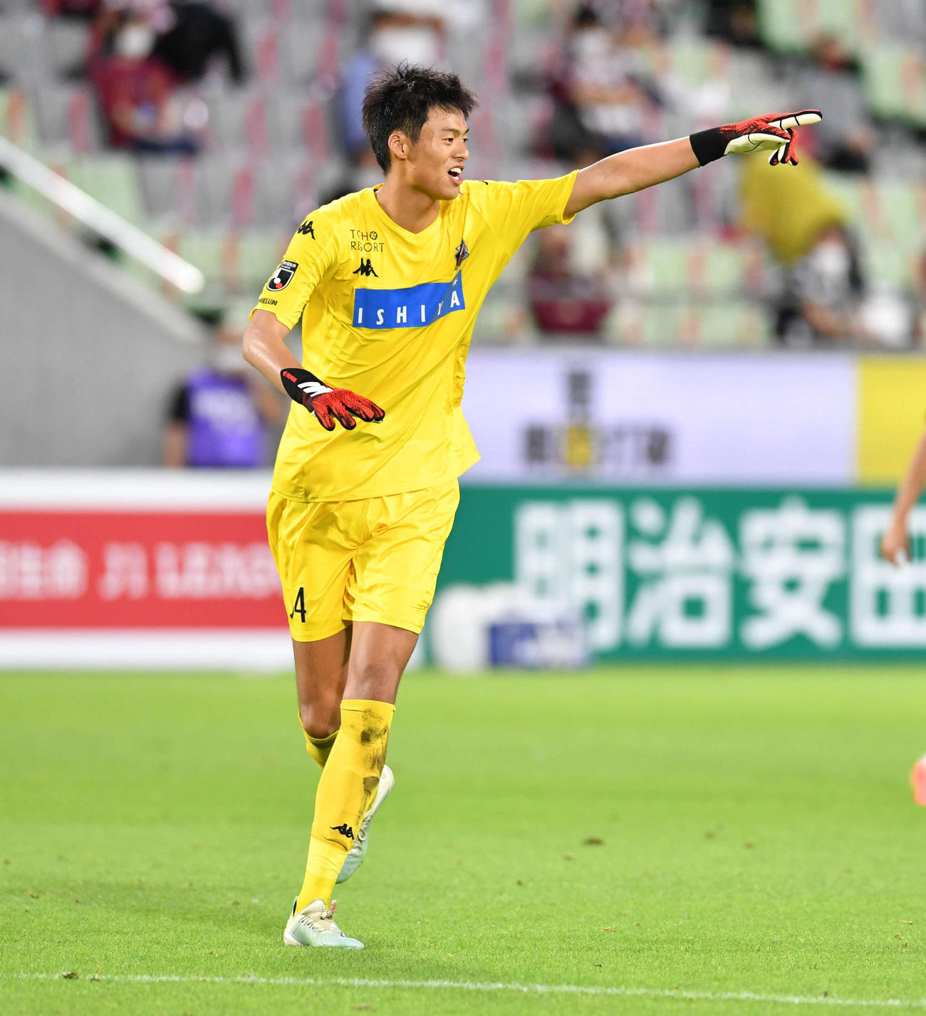神戸対札幌　前半、イレブンに指示を出す札幌GK中野（撮影・岩下翔太）
