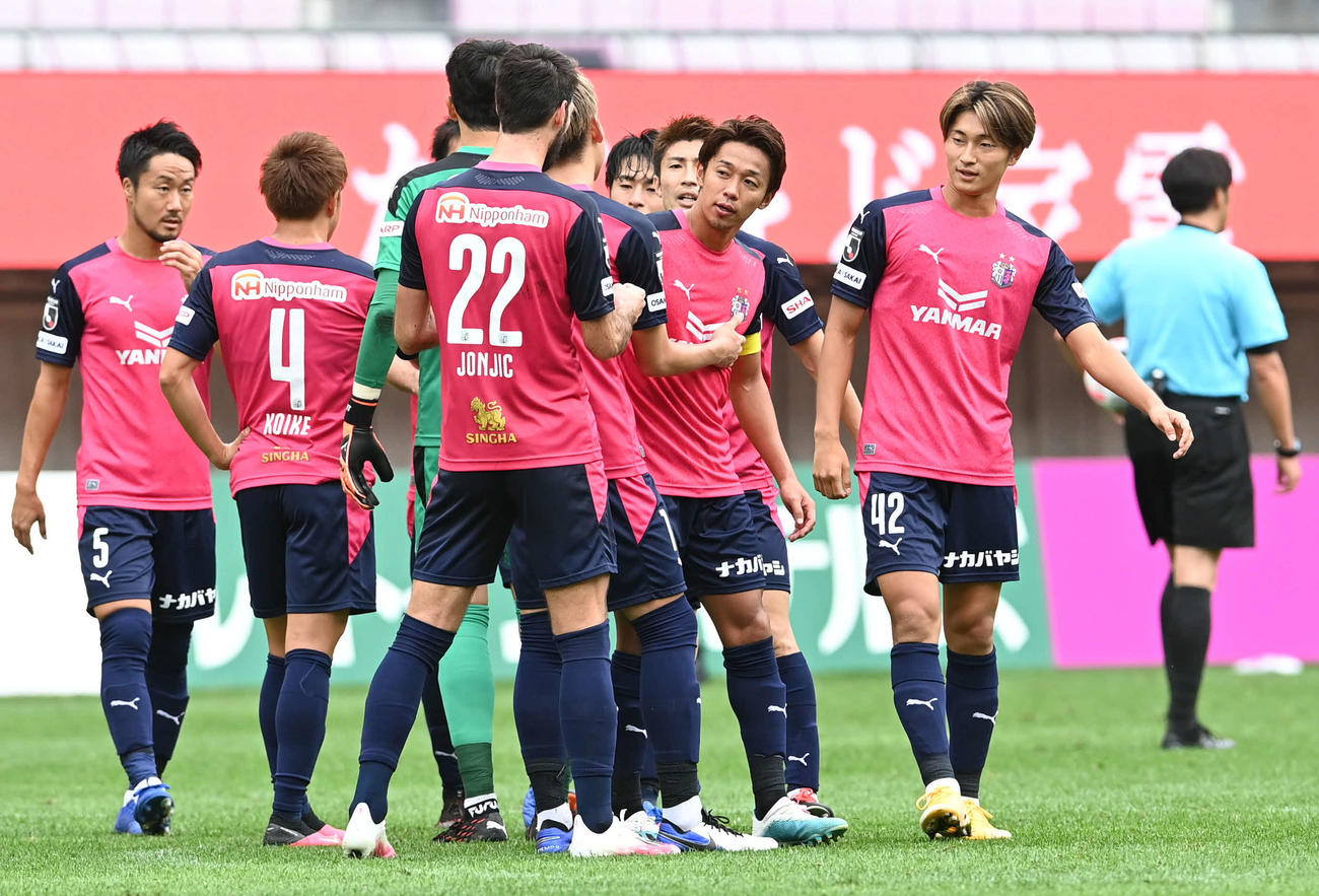 仙台対C大阪　決勝点を決めたC大阪MF清武（中央）はチームメートと勝利を喜ぶ（撮影・山崎安昭）