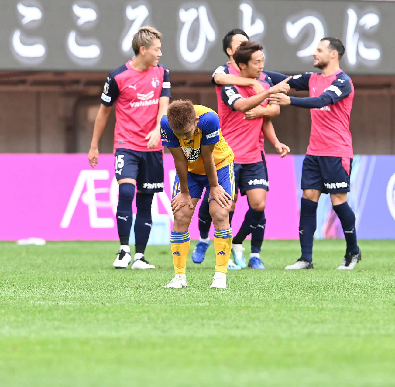 仙台対C大阪　後半、仙台FW西村（手前）はC大阪MF清武（右から2人目）がゴールを決めてガックリ（撮影・山崎安昭）