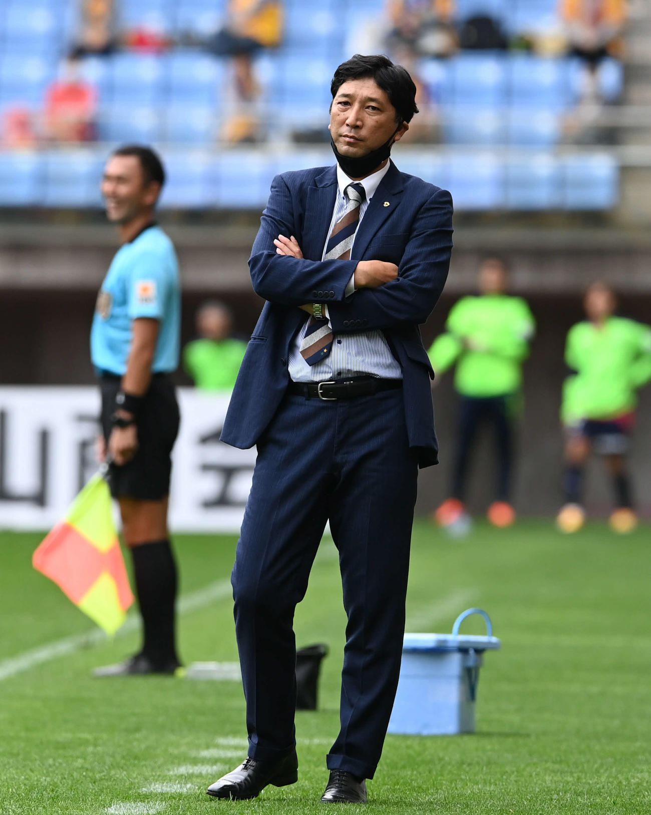 仙台対C大阪　後半、戦況を見守る仙台木山監督（撮影・山崎安昭）