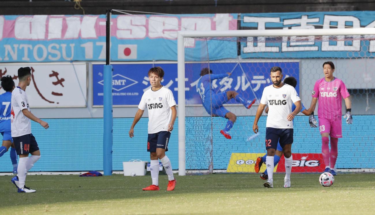 前半、鳥栖・石井（中央奥）に先制ゴールを許し、肩を落とす（右から）東京のGK林、ジョアンオマリら（共同）