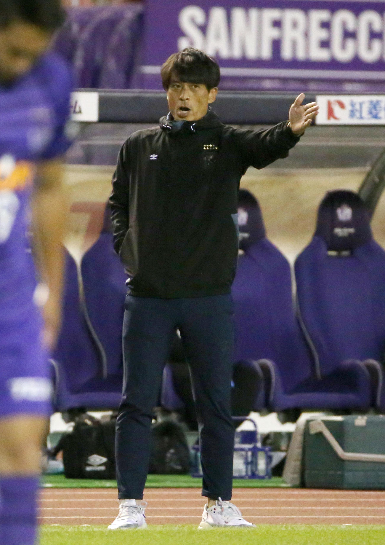 前半、選手に指示を出すG大阪の宮本監督（撮影・上山淳一）