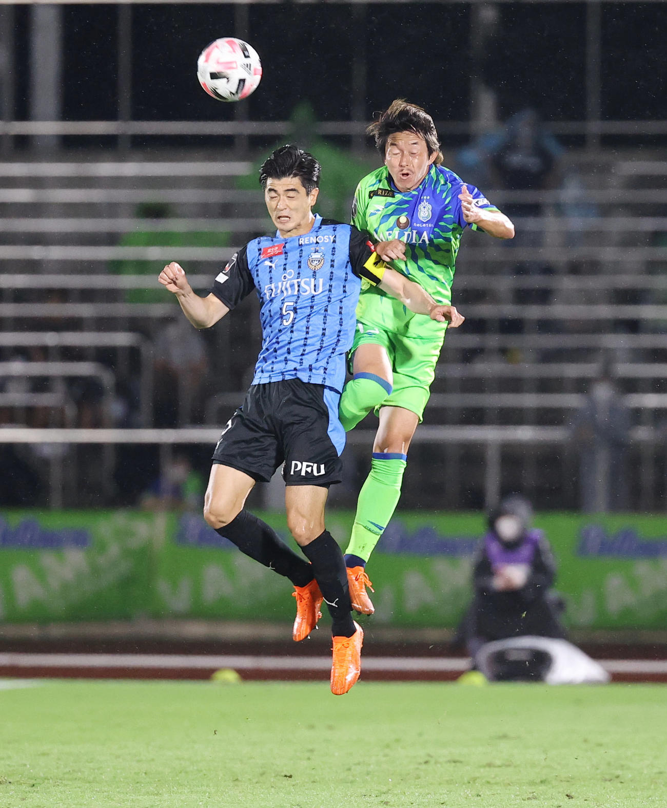 湘南対川崎F　前半、競り合う川崎F・DF谷口（左）と湘南FW石原（撮影・垰建太）