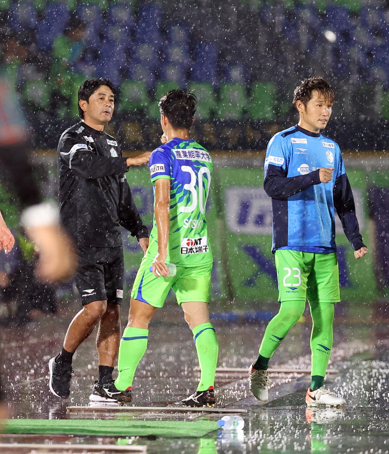 湘南対川崎F　川崎Fに敗れた選手たちをねぎらう湘南浮島督（左）（撮影・垰建太）