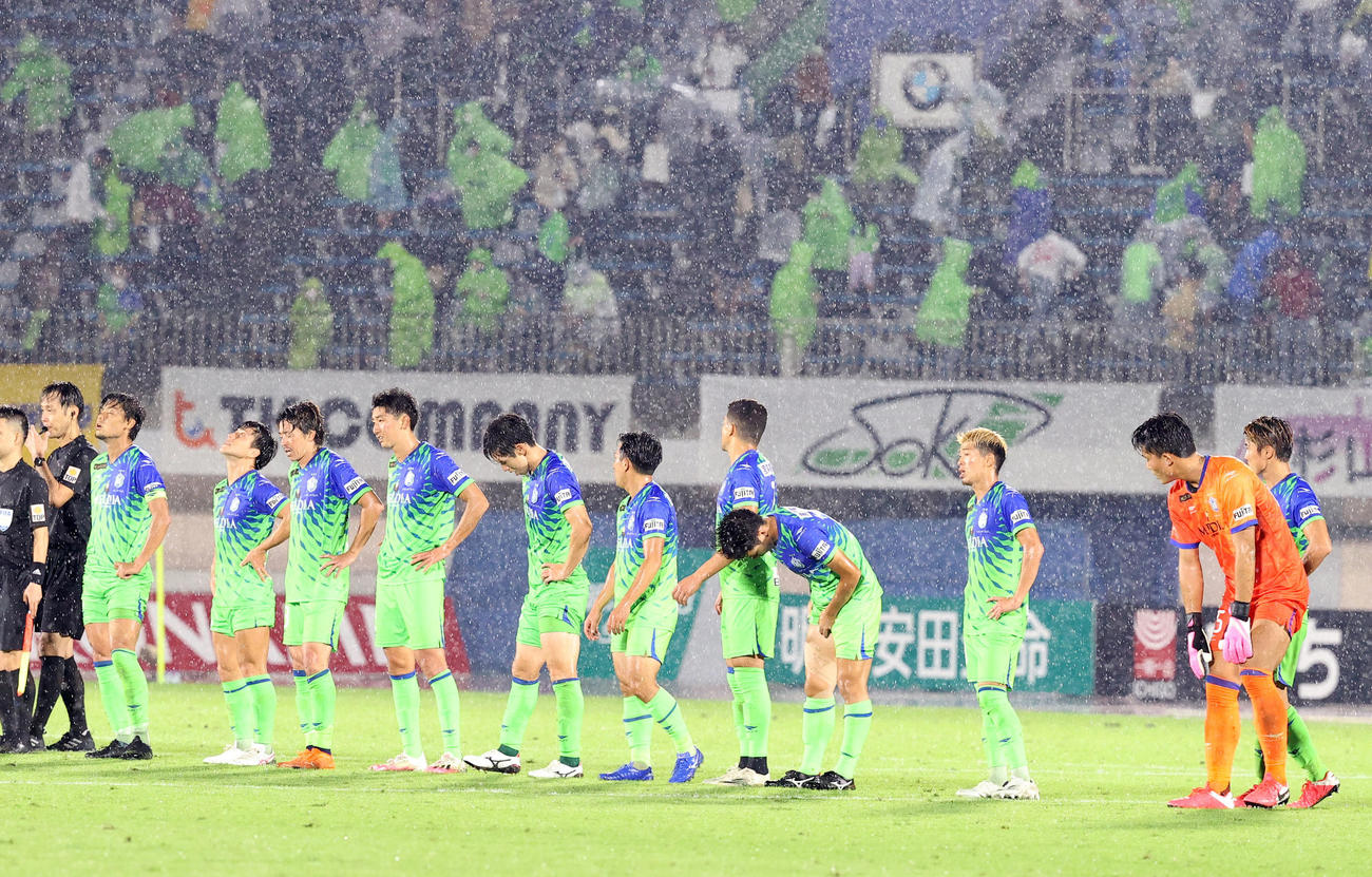 湘南対川崎F　川崎Fに敗れ肩を落とす湘南の選手たち（撮影・垰建太）