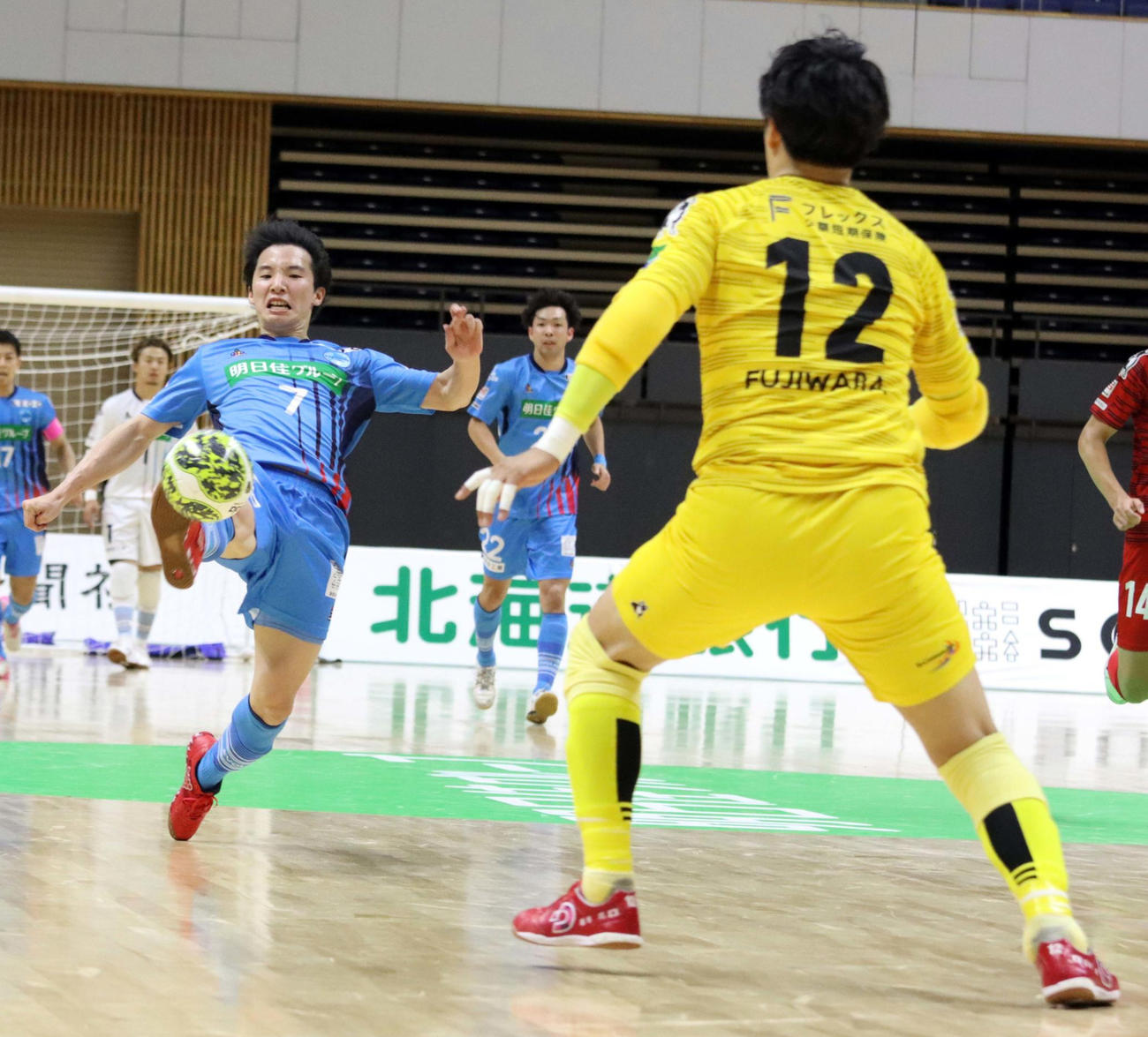 エスポラーダ北海道対浦安　後半9分、勝ち越しゴールを決める北海道の小島（撮影・永野高輔）