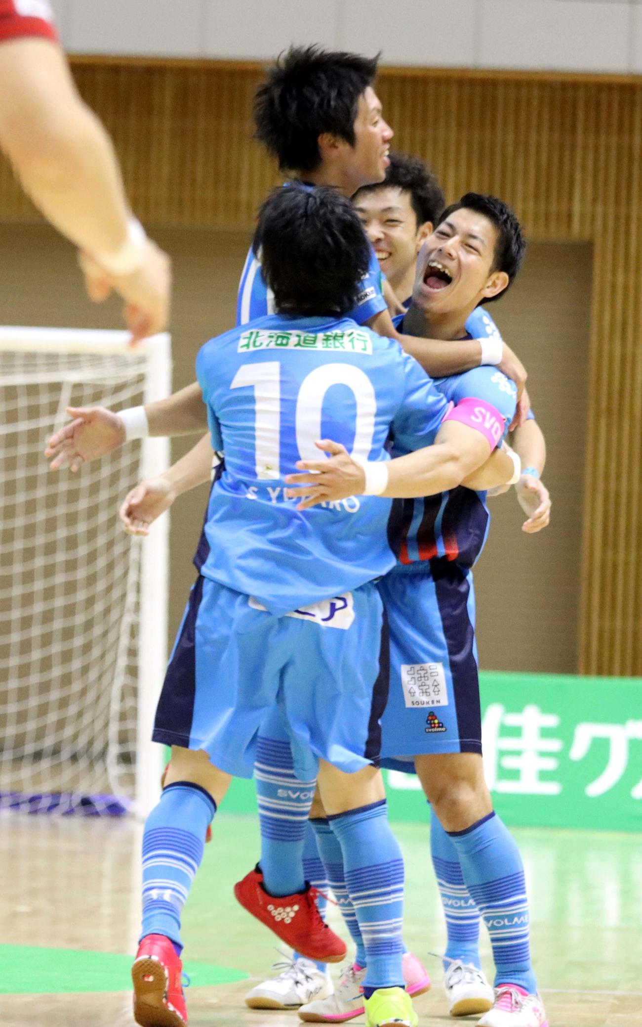 エスポラーダ北海道対浦安　前半2分、先制点を挙げ喜ぶ北海道の水上（右）（撮影・永野高輔）