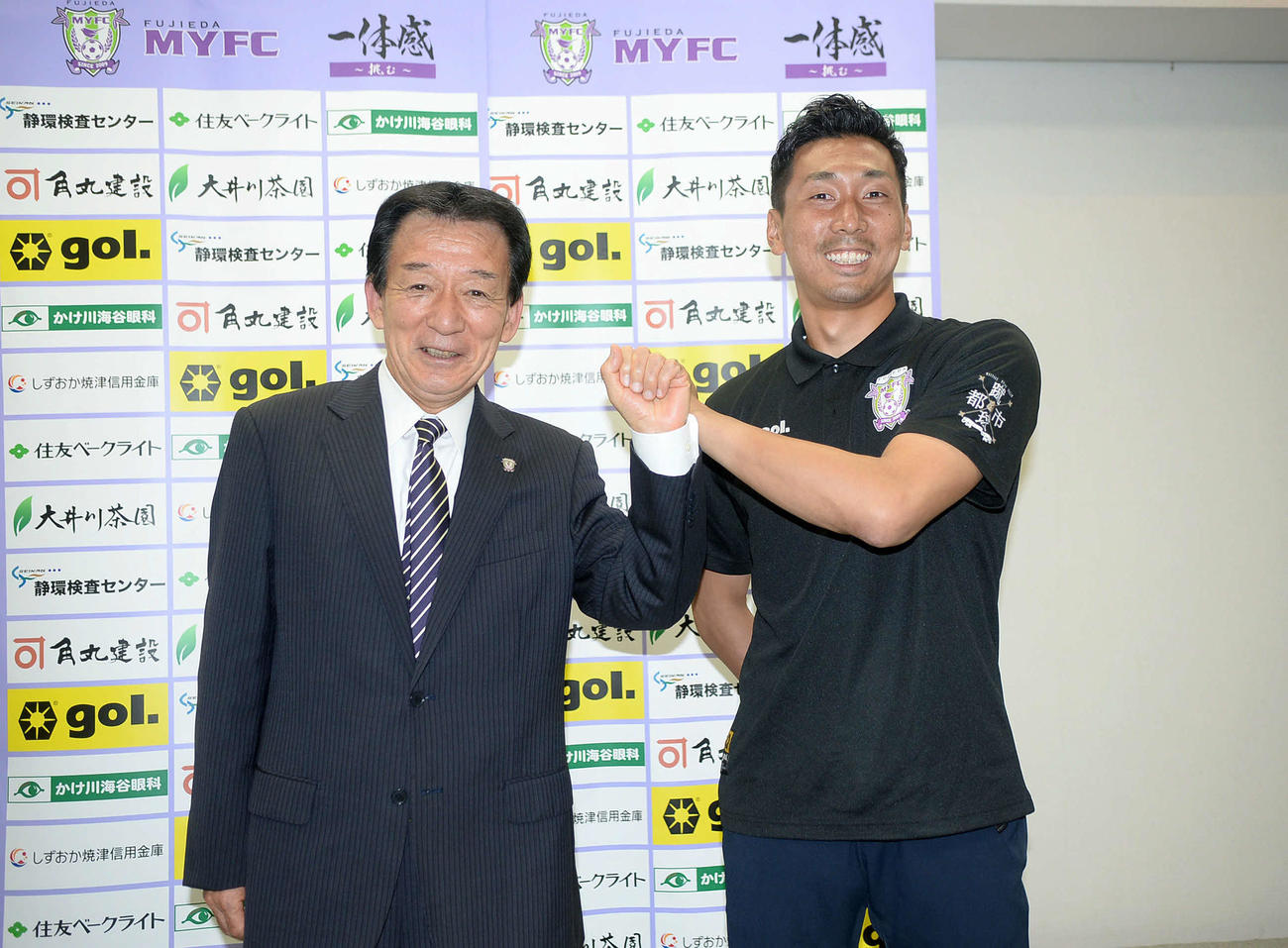 来季のJ2ライセンスを取得し、笑顔を見せる藤枝の鎌田社長（左）とGK杉本主将