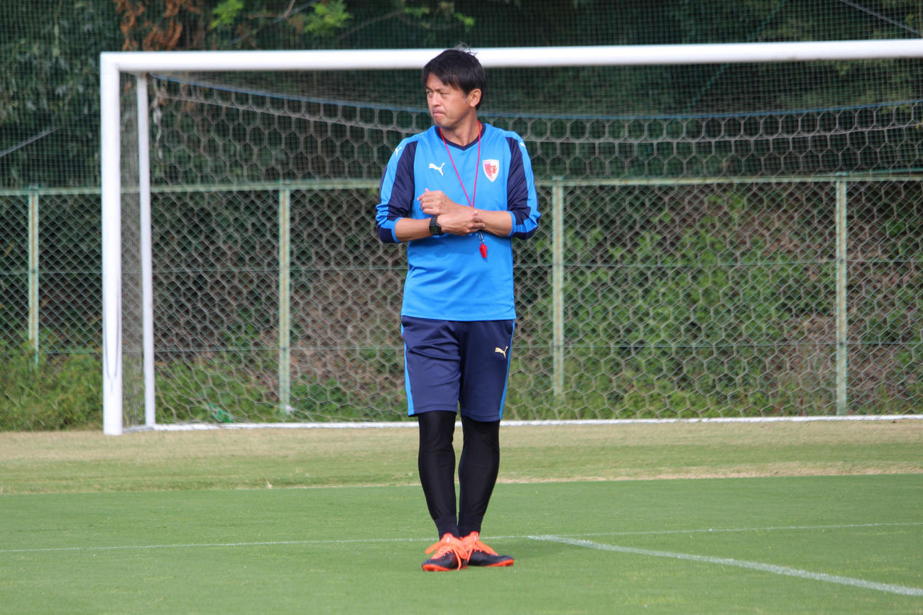 練習を見守る京都実好監督（京都サンガFC提供）