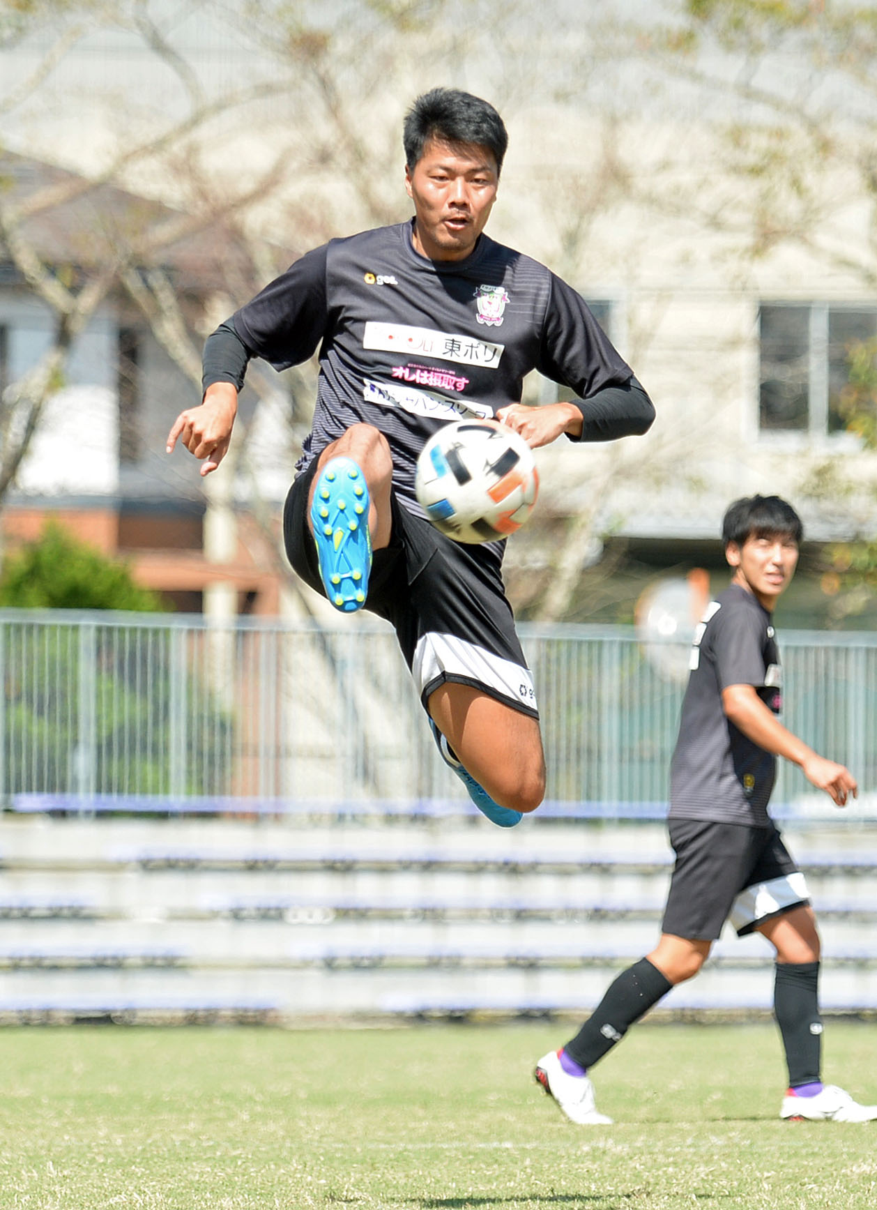 居残りでシュート練習に励む藤枝FW森島（左）