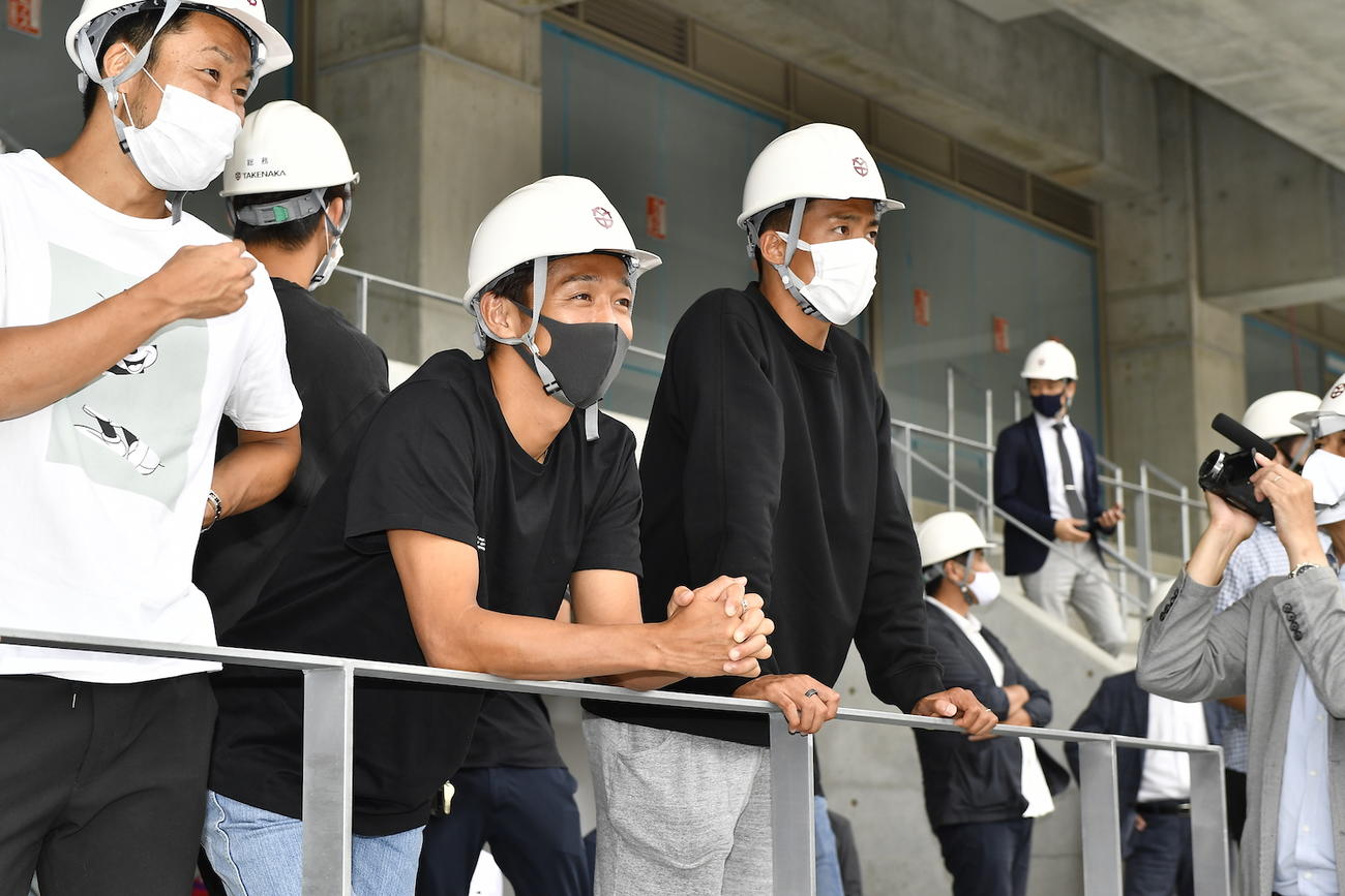建設中のスタジアムを見学するC大阪MF清武（中央）ら（C）CEREZO　OSAKA