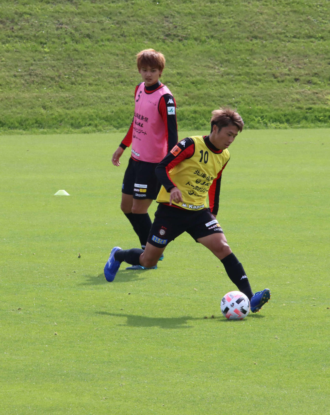 ドリブルする札幌MF檀崎（手前）（撮影・保坂果那）