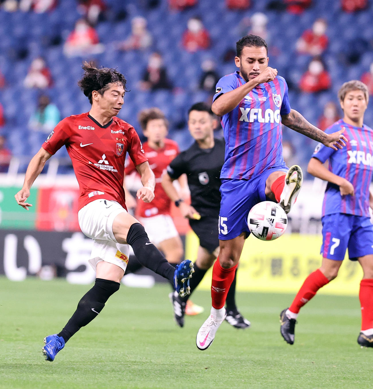 浦和対東京　前半、ボールを競り合う浦和MF長沢（左）と東京MFアルトゥール・シルバ（撮影・浅見桂子）