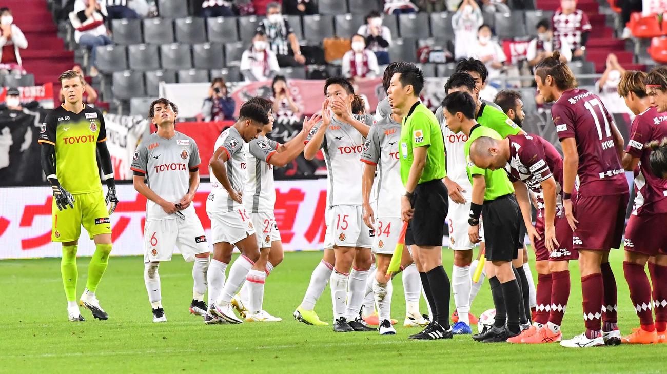 	
神戸対名古屋　神戸に敗れ悔しそうな表情を見せる名古屋イレブン（撮影・上田博志）
